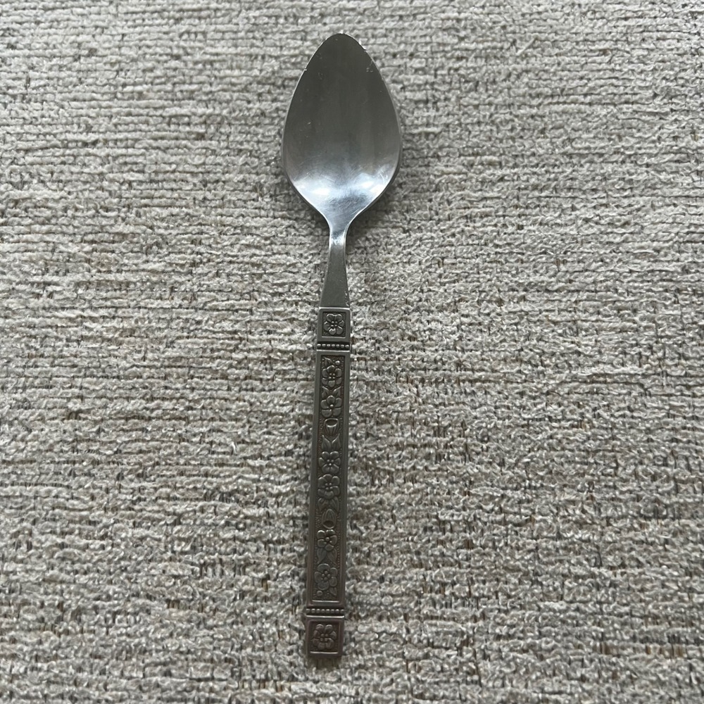 Wm A Rogers Oneida Petal Lane Teaspoon Deluxe Stainless Steel Floral‎ Flatware